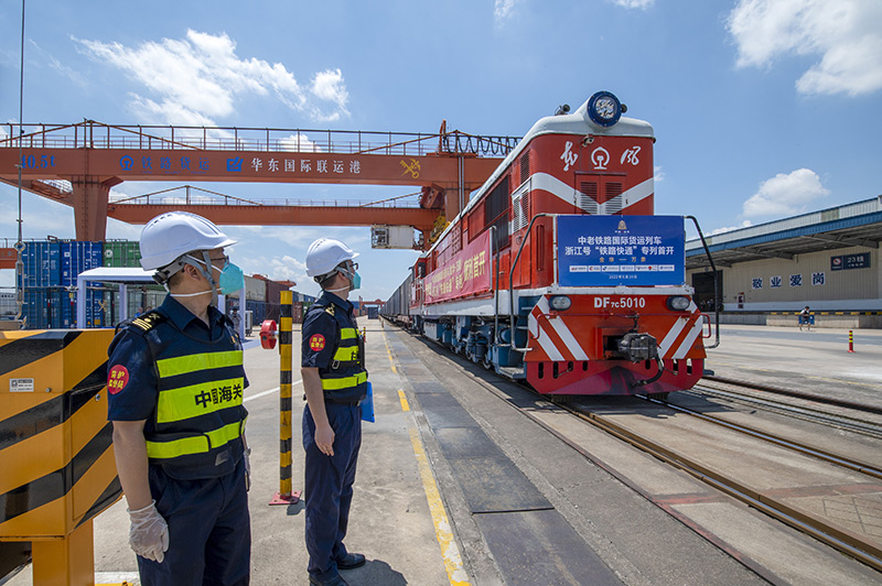 2022年6月29日，浙江金華，中老鐵路國(guó)際貨運(yùn)列車浙江號(hào)“鐵路快通”首趟專列經(jīng)海關(guān)監(jiān)管后，從浙江省鐵路金華南站鳴笛啟程，經(jīng)磨憨口岸駛向老撾萬(wàn)象。