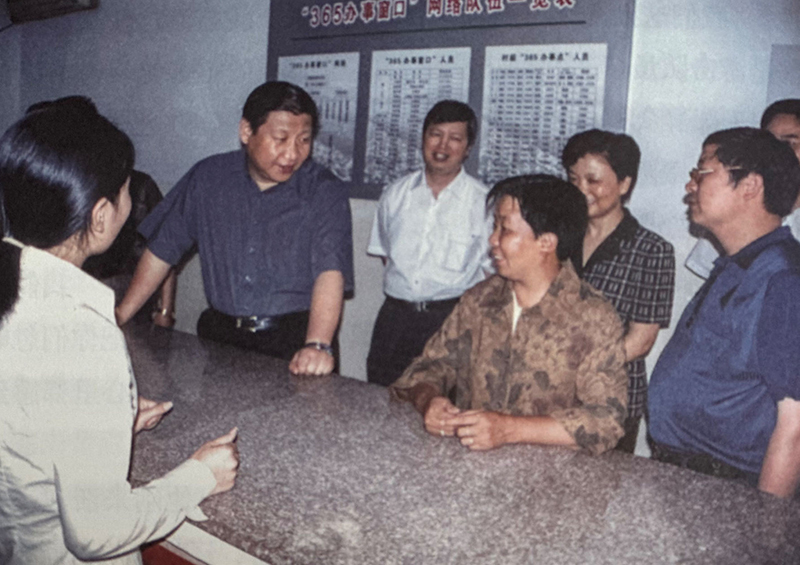 2003年6月，習(xí)近平在浙江金華市磐安縣新渥鎮(zhèn)“365辦事窗口”調(diào)研。