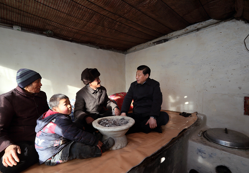 2012年12月30日，習(xí)近平在河北省阜平縣龍泉關(guān)鎮(zhèn)駱駝灣村看望唐榮斌老人一家。
