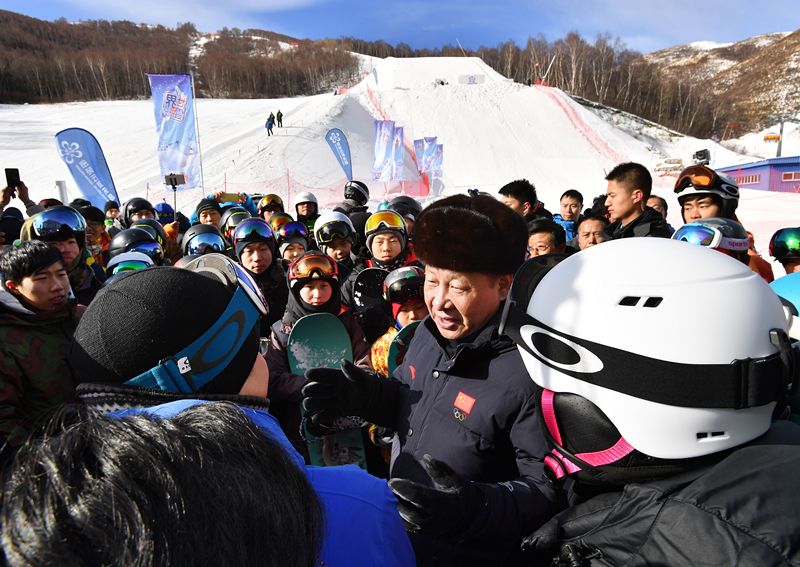 2017年1月23日，習(xí)近平總書記在云頂滑雪場(chǎng)同正在集訓(xùn)的國(guó)家滑雪隊(duì)運(yùn)動(dòng)員及滑雪愛好者親切交談。