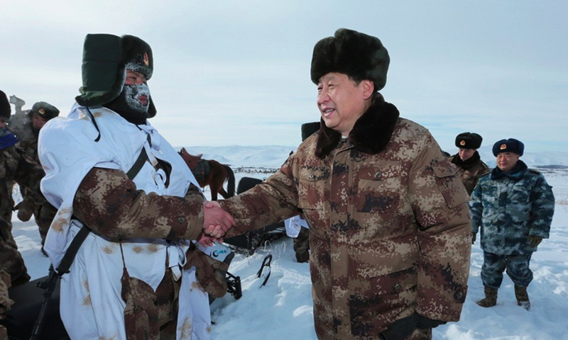 2014年1月26日，習(xí)近平總書記春節(jié)前夕冒嚴(yán)寒踏冰雪慰問邊防官兵。