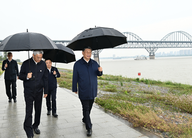 2023年10月10日，習(xí)近平在長(zhǎng)江國家文化公園九江城區(qū)段考察時(shí)，冒雨沿江堤步行察看沿岸風(fēng)貌。