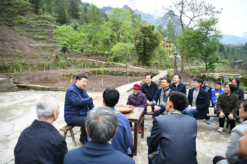 2019年4月15日，習近平總書記在重慶石柱土家族自治縣中益鄉(xiāng)華溪村同村民代表、基層干部、扶貧干部、鄉(xiāng)村醫(yī)生等圍坐在一起，共話脫貧攻堅。