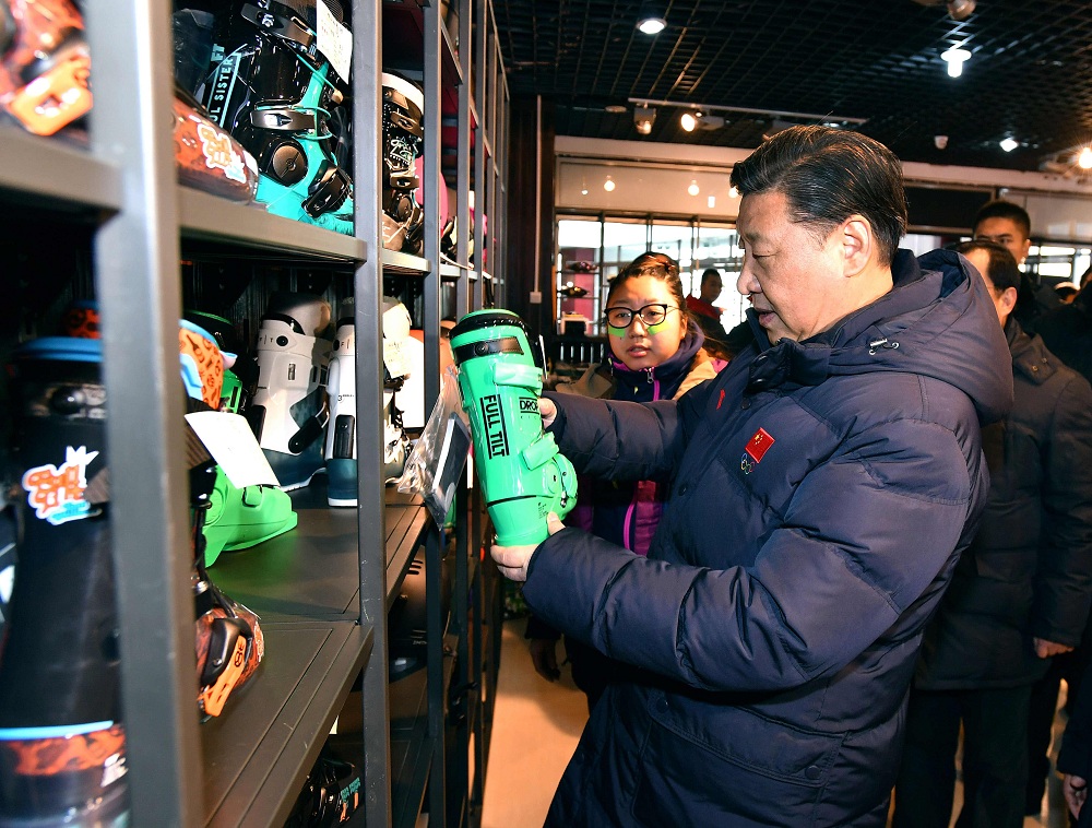 2017年1月23日，習(xí)近平總書記在河北省張家口市云頂滑雪場(chǎng)雪具大廳了解各式雪具的不同功用。