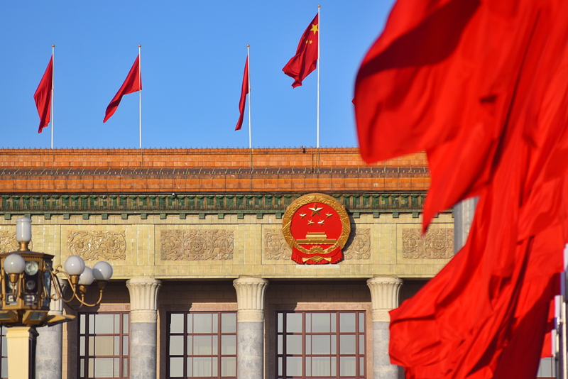 2024年3月8日，北京上空現(xiàn)“兩會藍”，人民大會堂前紅旗飄揚。
