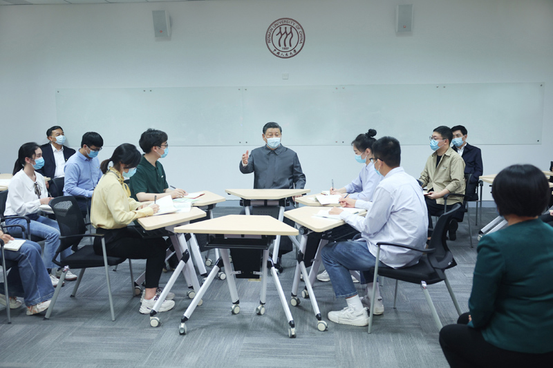 2022年4月25日，習(xí)近平總書記來到中國(guó)人民大學(xué)考察調(diào)研。這是總書記在立德樓觀摩思政課智慧教室現(xiàn)場(chǎng)教學(xué)并參與討論。