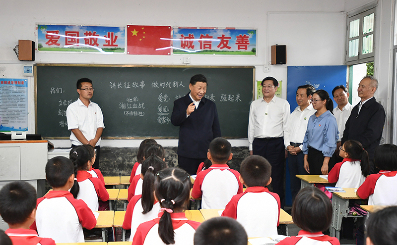 2020年9月16日，習(xí)近平總書記在湖南省郴州市汝城縣文明瑤族鄉(xiāng)第一片小學(xué)，同正在上思政課的同學(xué)們親切交流。