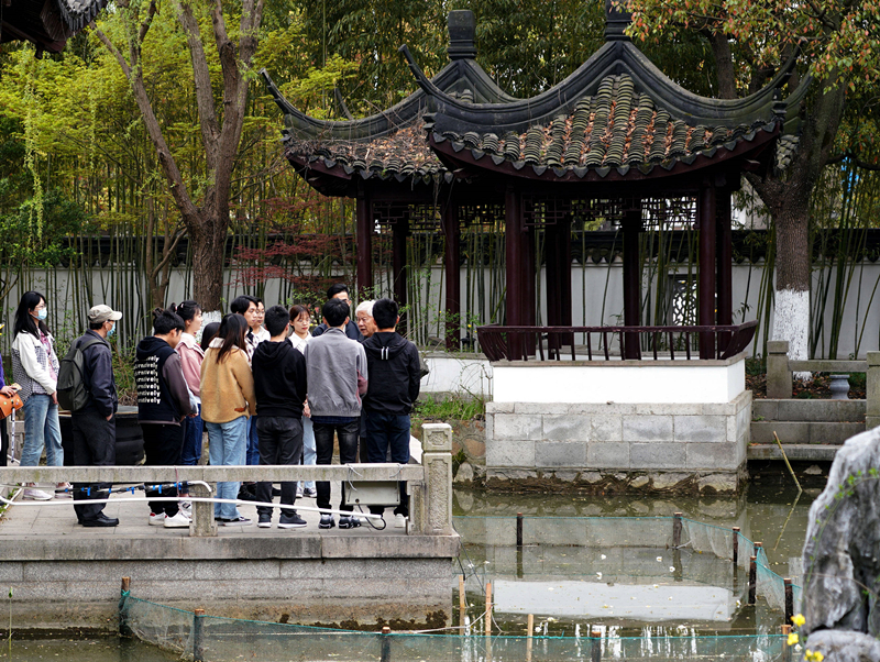 2021年3月30日，在上海交通大學(xué)南蘇園的“微型洱?！迸裕缀Ｄ辖淌跒閷W(xué)生們打造“沉浸式”思政課。