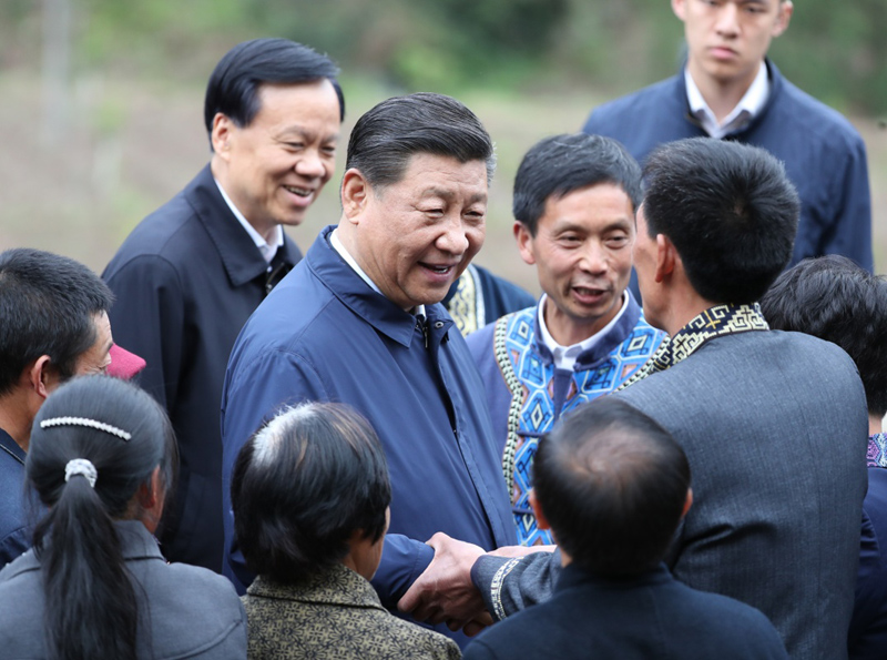 2019年4月15日至17日，中共中央總書記、國家主席、中央軍委主席習(xí)近平在重慶考察，并主持召開解決“兩不愁三保障”突出問題座談會。這是4月15日下午，習(xí)近平在石柱土家族自治縣中益鄉(xiāng)華溪村同村民親切交流。新華社記者 丁海濤 攝