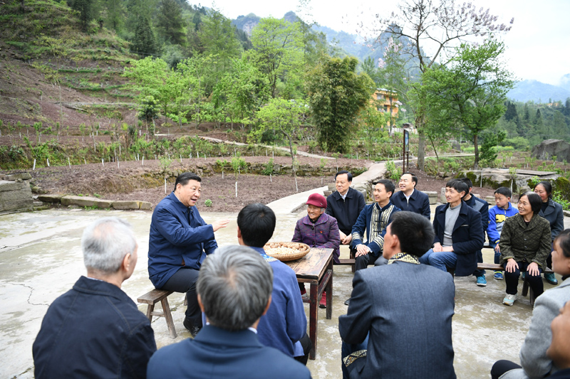 2019年4月15日至17日，中共中央總書記、國家主席、中央軍委主席習(xí)近平在重慶考察，并主持召開解決“兩不愁三保障”突出問題座談會。這是4月15日下午，習(xí)近平在石柱土家族自治縣中益鄉(xiāng)華溪村同村民代表、基層干部、扶貧干部、鄉(xiāng)村醫(yī)生等圍坐在一起，共話脫貧攻堅。新華社記者 謝環(huán)馳 攝