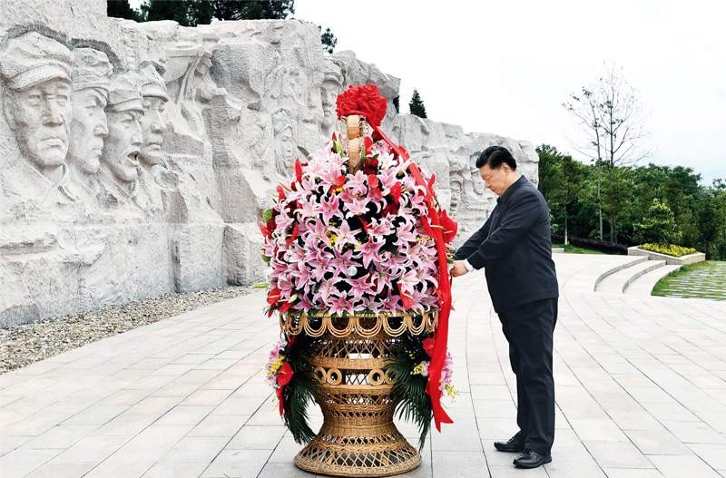 2021年4月25日至27日，中共中央總書記、國家主席、中央軍委主席習近平在廣西考察。這是25日上午，習近平在位于桂林市全州縣的紅軍長征湘江戰(zhàn)役紀念園，向湘江戰(zhàn)役紅軍烈士敬獻花籃。 新華社記者 謝環(huán)馳/攝