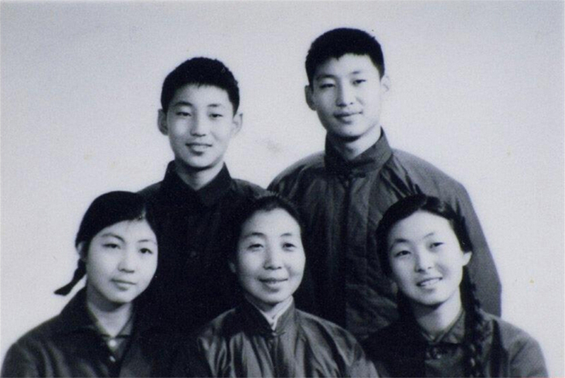 1972年冬，齊心和子女們。前排右起:齊橋橋、齊心、習(xí)安安。后排右起:習(xí)近平、習(xí)遠(yuǎn)平。