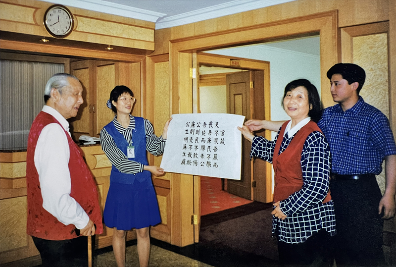 1999年3月，習(xí)仲勛欣賞齊心的書(shū)法作品《官箴》。