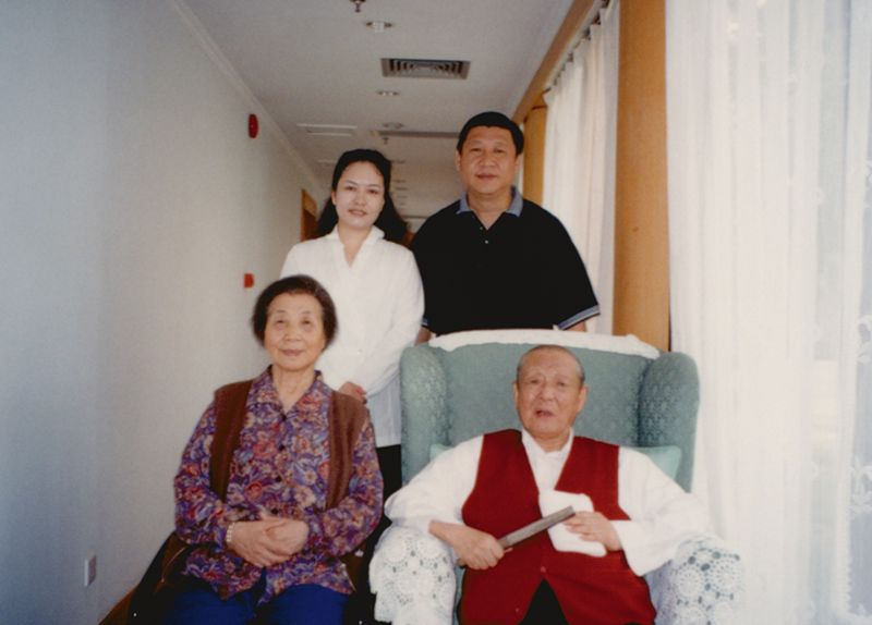 這是習(xí)近平、彭麗媛同習(xí)仲勛、齊心的合影。