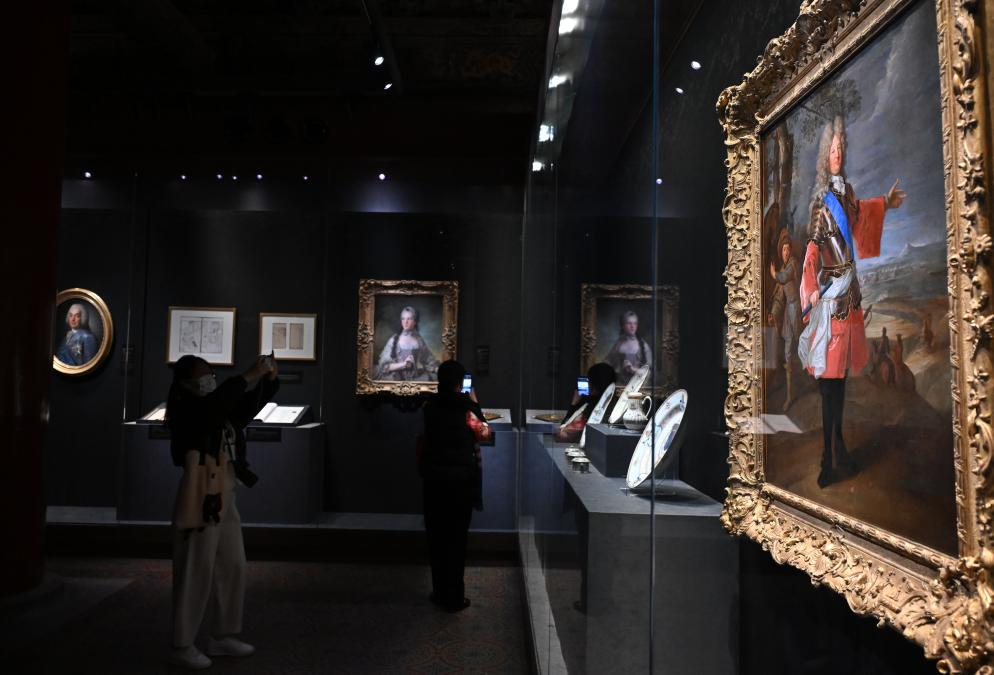 4月1日，作為中法文化旅游年的重要項目，“紫禁城與凡爾賽宮——17、18世紀的中法交往”展覽在故宮文華殿開幕。圖為觀眾當天參觀展覽。新華社記者 金良快 攝