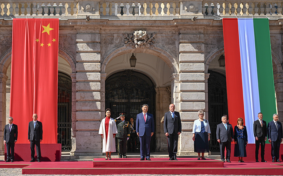 當(dāng)?shù)貢r(shí)間5月9日上午，國(guó)家主席習(xí)近平在布達(dá)佩斯出席匈牙利總統(tǒng)舒尤克和總理歐爾班共同舉行的隆重歡迎儀式。新華社記者 謝環(huán)馳 攝