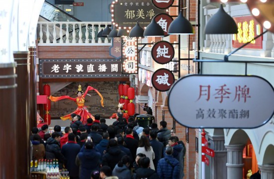 顧客在天津老字號集合店內(nèi)觀看演出。新華社記者 趙子碩 攝