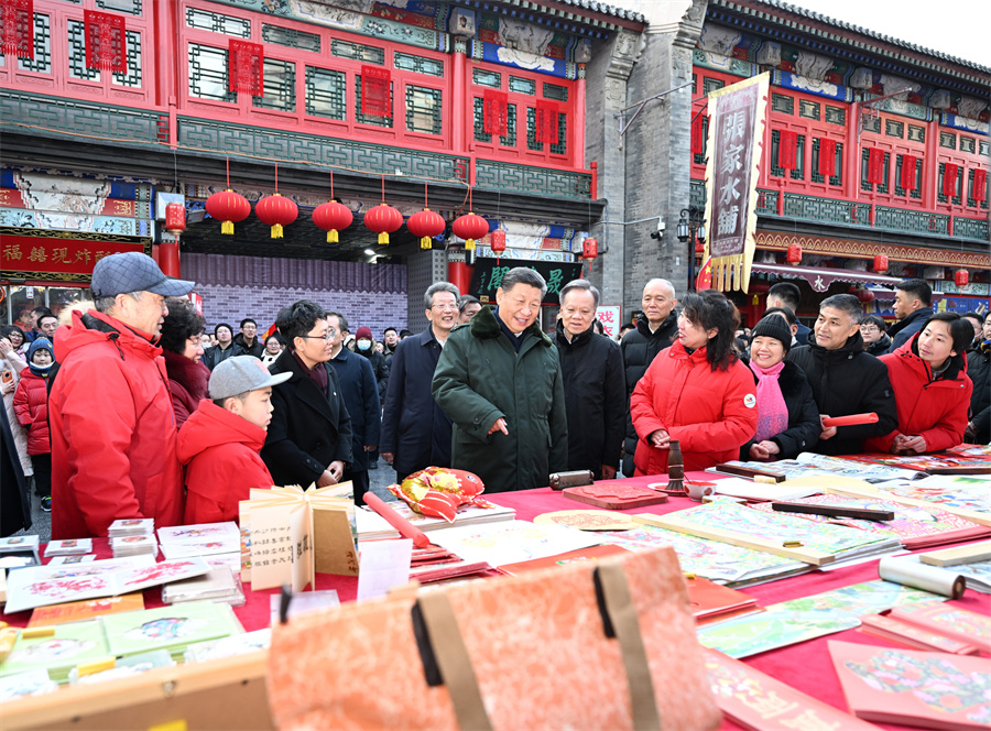 2024年2月1日下午，習(xí)近平在天津古文化街考察時，同店鋪員工和現(xiàn)場群眾互動交流。新華社記者 謝環(huán)馳 攝