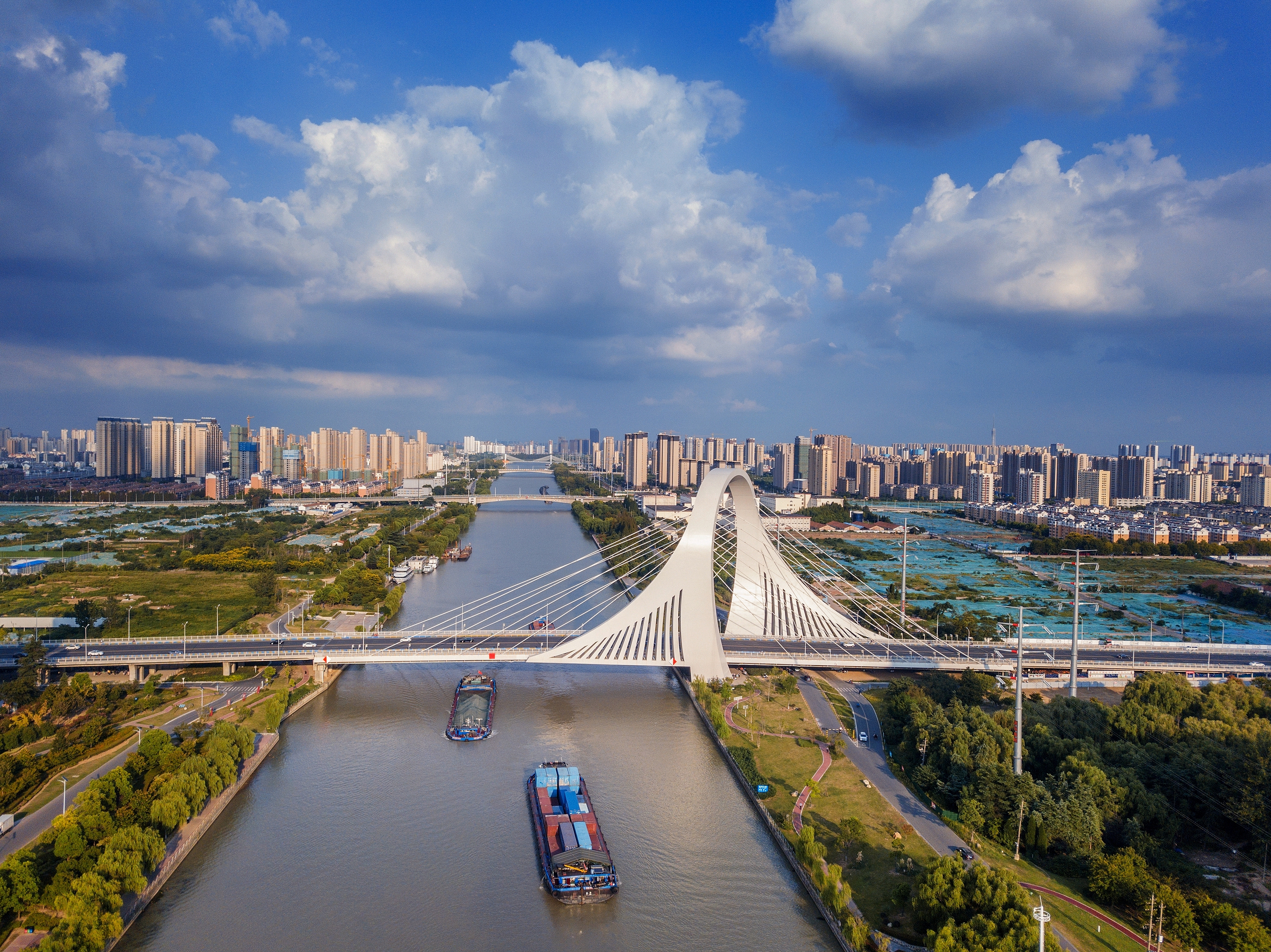 2022年9月12日，幾艘船舶行駛在江蘇淮安運(yùn)河大橋附近。
