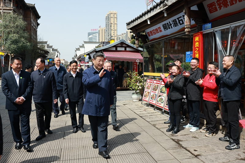 2024年3月19日上午，習(xí)近平在常德河街考察時，同店主和游客親切交流。新華社記者 王曄 攝