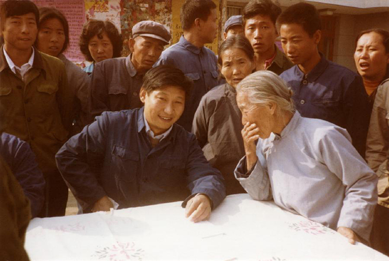 1983年，時任河北正定縣委書記的習(xí)近平（前排居中），臨時在大街上擺桌子聽取老百姓意見。