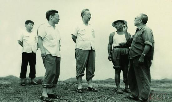 1978年8月，習(xí)仲勛（左三）在廣東惠陽農(nóng)村調(diào)研。在清華大學(xué)讀書的習(xí)近平（左一）利用暑假時間參加社會實(shí)踐，隨同父親一起下鄉(xiāng)。