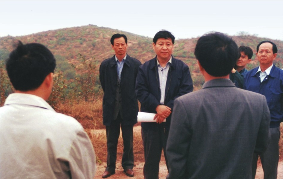 1999年11月，習(xí)近平在龍巖市長(zhǎng)汀縣河田水土流失治理區(qū)調(diào)研。圖源：《習(xí)近平在福建（下）》
