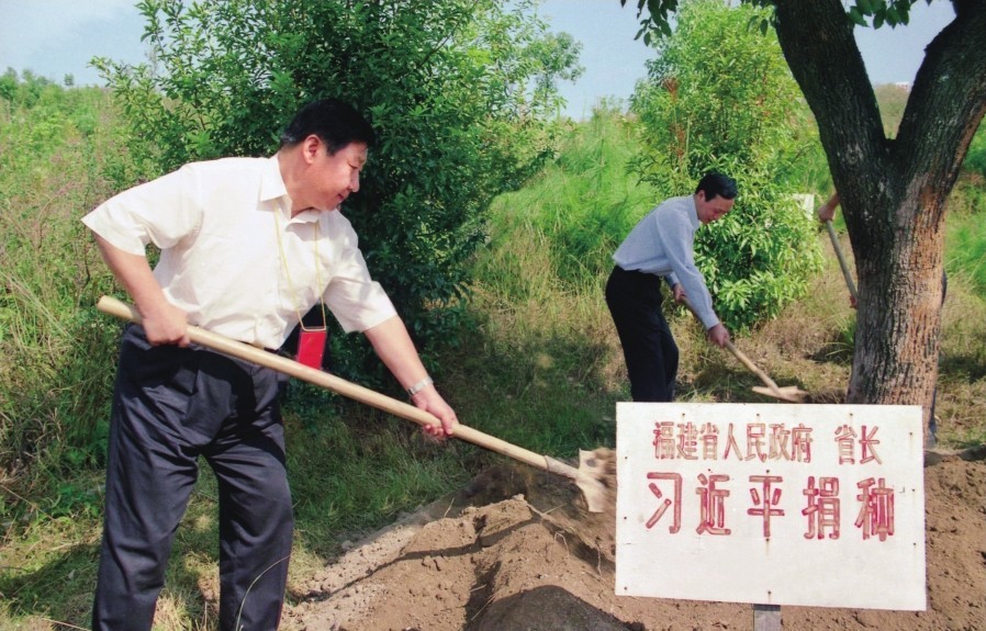 2001年10月，習(xí)近平在龍巖市長(zhǎng)汀縣調(diào)研水土流失治理工作，在河田世紀(jì)生態(tài)園為樹(shù)培土。圖源：《習(xí)近平在福建（下）》