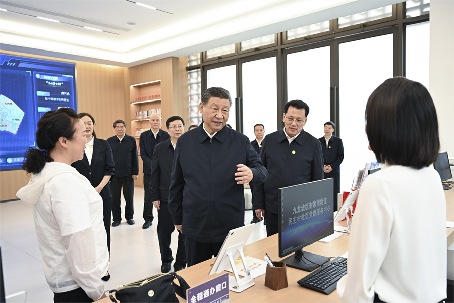 2024年4月22日至24日，中共中央總書記、國家主席、中央軍委主席習近平在重慶考察。這是22日下午，習近平在九龍坡區(qū)謝家灣街道民主村社區(qū)考察。新華社記者 謝環(huán)馳 攝