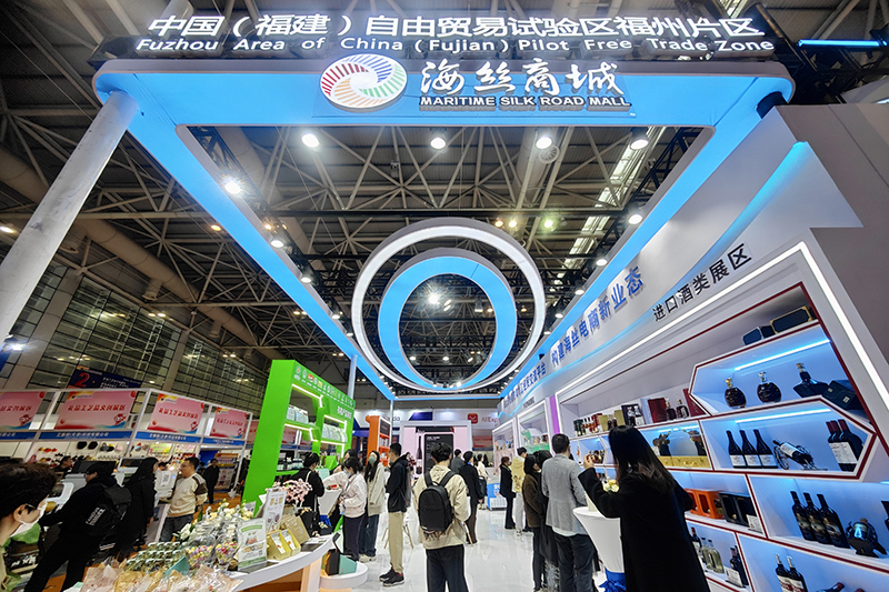 2024年3月18日，第四屆中國(guó)跨境電商交易會(huì)在福建福州開幕。展會(huì)聚焦“鏈接跨境全流域 共建電商新生態(tài)”，集聚全國(guó)80余個(gè)外貿(mào)產(chǎn)業(yè)帶的上千家供應(yīng)鏈企業(yè)。