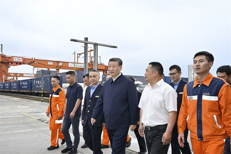 2024年4月22日至24日，中共中央總書記、國家主席、中央軍委主席習近平在重慶考察。這是22日下午，習近平在重慶國際物流樞紐園區(qū)重慶鐵路集裝箱中心站，同貨車司機、列車司機、裝卸工人、場站管理人員等親切交流。新華社記者 岳月偉 攝