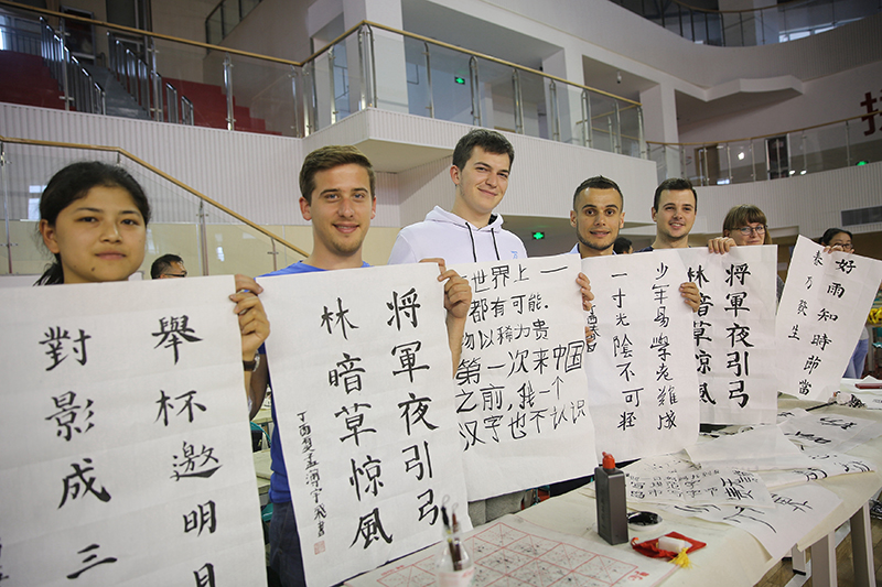 2017年6月5日，來自青島大學(xué)和中國石油大學(xué)（華東）的外國留學(xué)生在展示剛剛現(xiàn)場完成的書法作品。