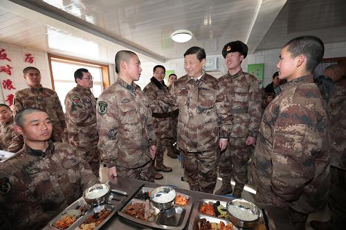 2014年1月26日中午，習(xí)近平來到連隊(duì)食堂，同戰(zhàn)士們一起用餐。新華社記者 李剛 攝