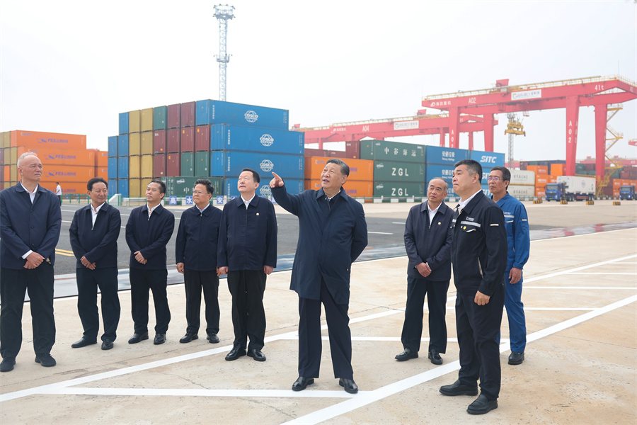 2024年5月22日至24日，中共中央總書記、國家主席、中央軍委主席習(xí)近平在山東考察。這是22日下午，習(xí)近平在日照港察看全自動(dòng)化集裝箱碼頭作業(yè)場景。新華社記者 鞠鵬 攝