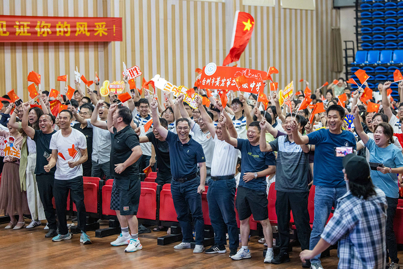 北京時間7月27日，2024年巴黎奧運會首個比賽日，在射擊10米氣步槍混合團體比賽中，中國選手黃雨婷/盛李豪獲得金牌。圖為黃雨婷的母校師生們通過收看奧運直播的方式為她加油助威。