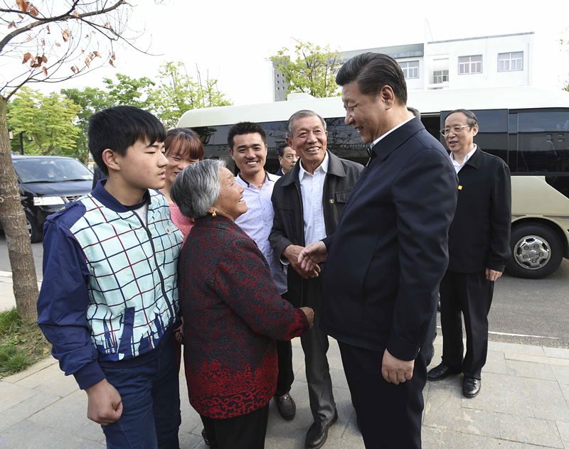 2016年4月25日，習(xí)近平在安徽省滁州市鳳陽縣小崗村看望當(dāng)年大包干帶頭人嚴(yán)金昌（右三）一家。